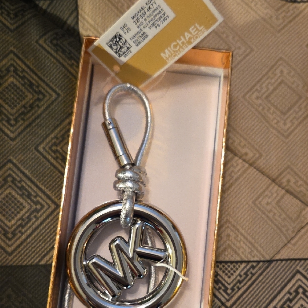 Michael Kors NWT In Box Silver Key Holder Or Bag Charm - Picture 3 of 6